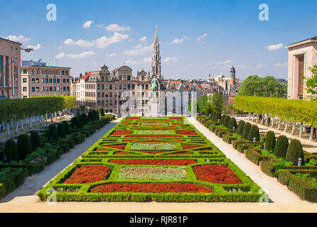 Bruxelles, Belgio. Mont des Arts Park e Municipio torre, sul retro. Foto Stock