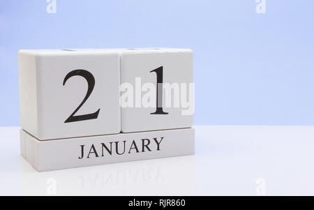 Gennaio 21st. Giorno 21 del mese, il calendario giornaliero sul tavolo bianco con la riflessione, con luce sfondo blu. Orario invernale, spazio vuoto per il testo Foto Stock