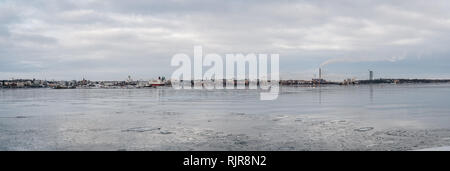 Ampio panorama invernale vista della città di Helsinki e il mare che la circonda, Finlandia Foto Stock