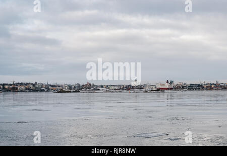 Vista della città di Helsinki e il mare che la circonda in inverno meteo, Finlandia Foto Stock