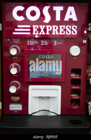 Una Costa macchina per caffè espresso in un supermercato store nel Regno Unito. Foto Stock
