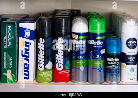 Articoli da toilette maschile in vendita a in un negozio compresa Gillette di gel di rasatura. Foto Stock