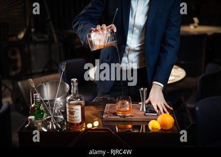 La realizzazione di un vecchio stile cocktail Foto Stock