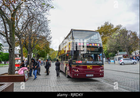 Istanbul, Turchia - Sep 27, 2018. Big Bus sulla vecchia strada di Istanbul. Big Bus Tours è il più grande operatore di autobus con tetto scoperto sightseeing tours in wor Foto Stock