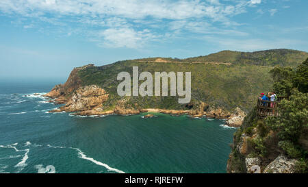 Le persone che hanno preso le fotografie della vista a ovest la testa dalla testata est lookout a Knysna Head, Garden Route, Sud Africa Foto Stock