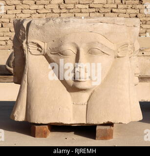 Testa della dea Hathor presso il tempio di Hathor, Dendera Egitto Foto Stock