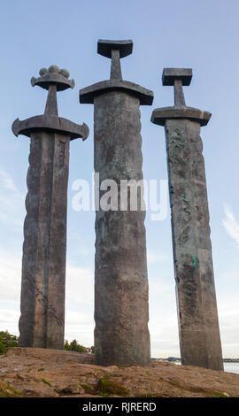 La spada nella roccia (Sverd ho fjell), tre grandi spade di bronzo piantata nella roccia in Møllebukta bay, monumento commemorativo della battaglia di Hafrsfjord in Foto Stock