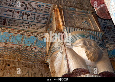 Scene astronomico, raffigurato in un soffitto dipinto a rilievo il tempio di Hathor, Dendera, Egitto Foto Stock