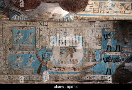 Scene astronomico, raffigurato in un soffitto dipinto a rilievo il tempio di Hathor, Dendera, Egitto Foto Stock