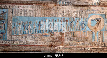 Scene astronomico, raffigurato in un soffitto dipinto a rilievo il tempio di Hathor, Dendera, Egitto Foto Stock