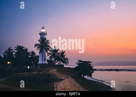 Faro di fort di Galle. Città vecchia in Sri Lanka a sunrise colorati. Foto Stock