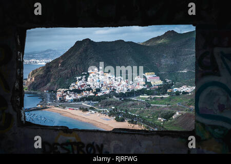 Piccolo villaggio nell'isola di Tenerife vista dalla finestra Foto Stock