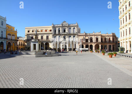 L'Avana - 23 febbraio: turisti visitano Plaza Vieja il 23 febbraio 2011 a L'Avana. L'Avana del centro storico è un sito Patrimonio Mondiale dell'UNESCO ed è a Cuba la maggior parte Foto Stock