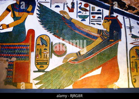 Maa' alla dea egizia della verità, Pittura Murale all'interno della tomba (QV66) di Nefertari, in Egitto la Valle delle Regine. È stato scoperto da Ernesto Schiaparelli nel 1904. Esso è chiamato la Cappella Sistina di antico Egitto. Nella Valle delle Regine, Nefertari la tomba di una volta ha tenuto il corpo mummificato e rappresentante simbolismi di lei, come quello che la maggior parte delle tombe egizie consisteva di. Ora che tutto era stato saccheggiato tranne che per due terzi di 5.200 piedi quadrati di pitture murali. ca. 1255 BC Foto Stock