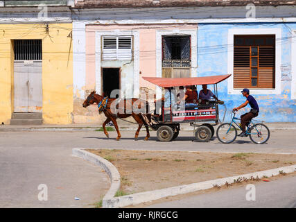 SANCTI SPIRITUS, CUBA - febbraio 6: cubani ride carrozza trainata da cavalli il 6 febbraio 2011 in Sancti Spiritus, Cuba. Cuba ha uno dei veicoli più basso per il capi Foto Stock