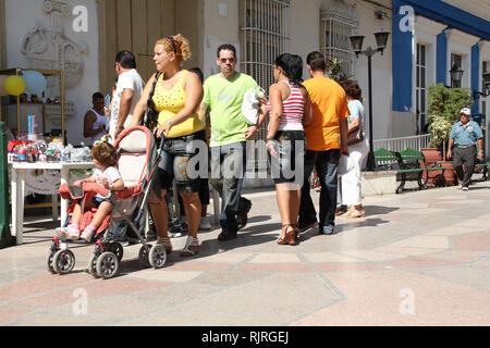 SANCTI SPIRITUS, CUBA - febbraio 6: Persone a piedi Calle Independencia street il 6 febbraio 2011 in Sancti Spiritus, Cuba. Independencia passerella è il Foto Stock