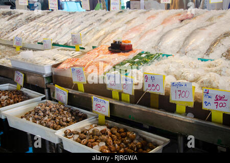 Negozio di frutti di mare del popolo Thai e viaggiatori di acquistare dal fornitore Mahachai nel mercato di frutti di mare alla città Samutsakhon in Samut Sakhon, Thailandia Foto Stock