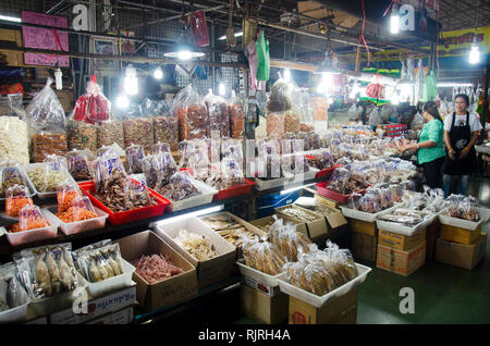 Popolo Thai e viaggiatori di acquistare i frutti di mare e conserva i cibi dal venditore in Mahachai mercato di pesce a Samutsakhon city il 31 gennaio 2017 in Samut Sakho Foto Stock