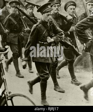 Edward Prince of Wales marche con nuove reclute sin dall'inizio della Prima Guerra Mondiale. 1914 Foto Stock