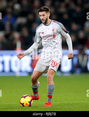 Liverpool è Adam Lallana in azione durante il match di Premier League al London Stadium. Foto Stock