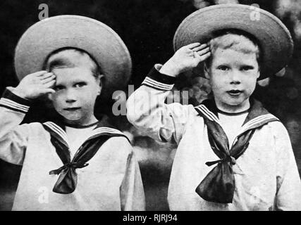 Da sinistra a destra il principe albert (più tardi re George VI), e Prince Edward (più tardi re Edward VIII). Circa 1900 Foto Stock