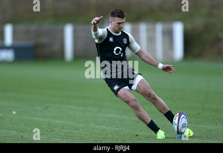 L'Inghilterra del Henry Slade durante la sessione di formazione presso la struttura Pennyhill Park, Bagshot. Foto Stock