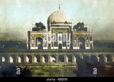 La tomba di Humayun (Maqbaera e Humayun) è la tomba dell'imperatore Mughal Humayun a Delhi, India. La tomba era stata commissionata da Humayun prima moglie e chief consorte, Imperatrice Bega iniziata nel 1569-70 e progettato da Mirak Mirza Ghiyas e suo figlio, Muhammad Sayyid. È stato il primo giardino-tomba sul subcontinente indiano e si trova a est Nizamuddin, Delhi, India. Foto Stock