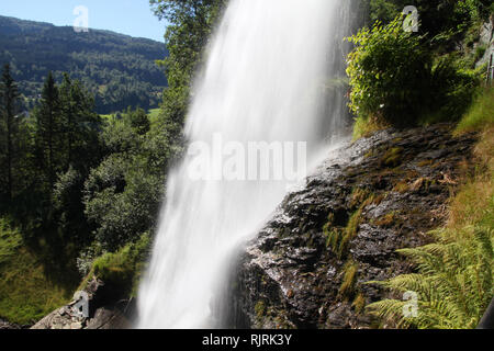 Norvegia Hordaland county. Famosa cascata Steinsdalsfossen. Natura scandinavo. Foto Stock