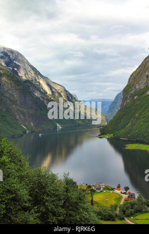 Naeroyfjord - famoso sito patrimonio mondiale dell'UNESCO in Norvegia. Bellissimo fiordo del paesaggio in Sogn og Fjordane regione. Foto Stock
