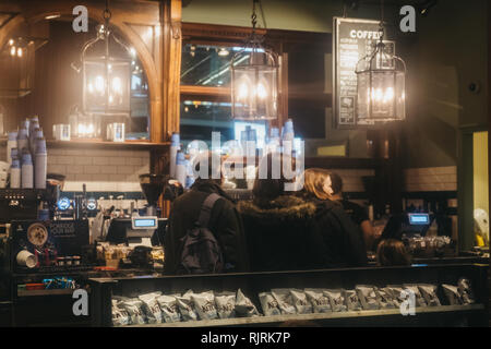 London, Regno Unito - 26 Gennaio 2019: la gente in coda all'interno Cafe Nero, un britannico in stile Europeo coffee house brand con sede a Londra, Inghilterra, Regno Unito. Foto Stock