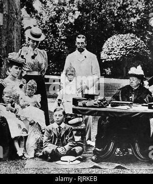 La regina Victoria di Gran Bretagna a Osborne House con i membri della sua famiglia immediata; sinistra: la Principessa Maria di Teck detiene Prince Edward (Edward VIII) e la Principessa Maria; Centro: Prince George (George V) trattiene il futuro re George VI. Foto Stock
