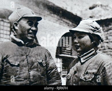 Zhu De (1886 - 6 luglio 1976); cinese generale, Warlord, politico, rivoluzionario e uno dei pionieri del Partito Comunista della Cina. Visto qui con la moglie, Kang Keqing, nelle grotte a Yenan durante il lungo periodo di marzo. Kang Keqing (1911 - 1992) era un politico della Repubblica popolare cinese Foto Stock