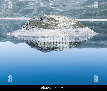 Isola nel lago di Tyin circondato da montagne Jutunheimen, vicino, Norvegia, Europa Foto Stock