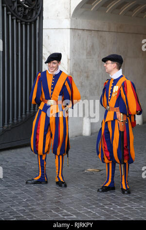 Vaticano - 11 Maggio: famosa Guardia Svizzera il 11 maggio 2010 in Vaticano. La protezione papale con 110 uomini è probabilmente il più piccolo al mondo dell esercito. Foto Stock