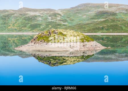 Isola nel lago di Tyin circondato da montagne Jutunheimen, vicino, Norvegia, Europa Foto Stock