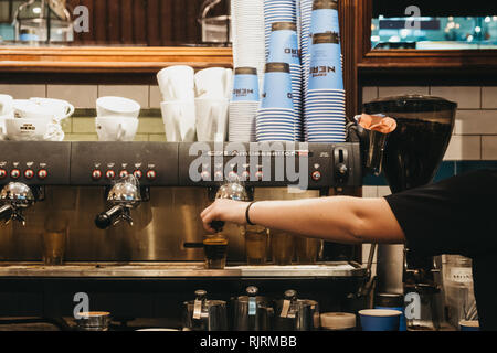 London, Regno Unito - 26 Gennaio 2019: il personale che lavora dietro il bancone in Cafe Nero, un britannico in stile Europeo coffee house brand con sede a Londra, Eng Foto Stock