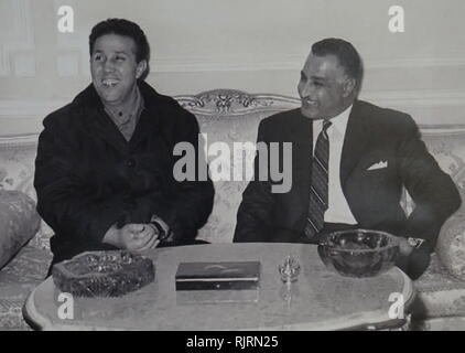 Presidente Gamal Nasser di Egitto con Ahmed Ben Bella (1916 - 2012), Presidente dell'Algeria dal 1963 al 1965. Foto Stock