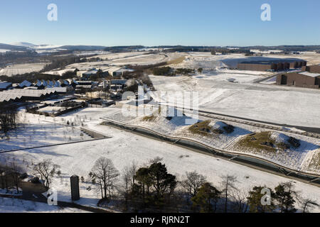 Vista aerea del nuovo Macallan distilleria di whisky con la vecchia distilleria in background su un soleggiato coperta di neve gli inverni di giorno, Moray Scozia Scotland Foto Stock