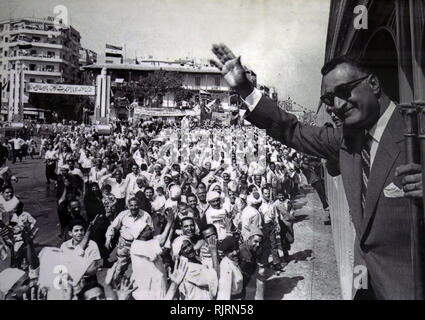 La folla benvenuti Gamal Abdel Nasser (1918 - 1970), Presidente dell'Egitto, che serve da 1956 fino alla sua morte nel 1970. Nasser ha portato il 1952 di rovesciare la monarchia e introdotto profonde riforme fondiarie l anno seguente Foto Stock