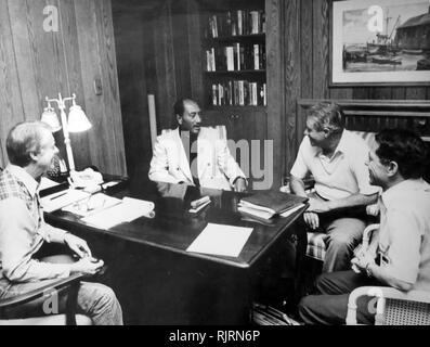 Riunione durante il Medio Oriente, Camp David i negoziati di pace, 1979 sessione con Jimmy Carter ci (Presidente), Anwar Sadat (Presidente egiziano), Cyrus Vance (Segretario di Stato americano) e Osama El-Baz (diplomatico egiziano). Foto Stock