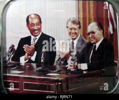 Jimmy Carter, seduto con il presidente egiziano Anwar Sadat e il Primo Ministro israeliano Menachem Begin, rende dichiarazioni, a seguito di accordi di Camp David. Accordi di Camp David sono stati firmati dal presidente egiziano Anwar Sadat e il Primo Ministro israeliano Menachem Begin il 17 settembre 1978, dopo dodici giorni di negoziati segreti a Camp David che a sua volta ha portato direttamente alla 1979 Egypt-Israel trattato di pace. Foto Stock