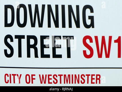 Downing Street è una strada di Londra, Regno Unito, noto per alloggiare le residenze ufficiali e gli uffici del Primo Ministro e il Cancelliere dello Scacchiere. La strada è stata costruita nel 1680s da Sir George Downing. Foto Stock