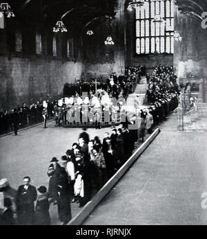 King George V si trova nello stato nella Westminster Hall di Londra come la folla passare la sua bara. Funerali di re Giorgio V (1936); re del Regno Unito e i domini britannici, e l'imperatore di India, dal 6 maggio 1910 fino alla sua morte nel 1936 Foto Stock