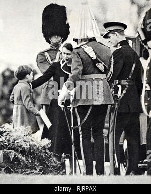 Norme presentato alla Regina Elisabetta II come il Principe Carlo si unisce a sua madre. 1953&#13;&#10; Foto Stock