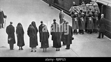 Queen Mary, la principessa reale e la figlia della legge del compianto Re Giorgio V, attendere la sua bara alla stazione di King Cross a Londra. Funerali di re Giorgio V (1936); re del Regno Unito e i domini britannici, e l'imperatore di India, dal 6 maggio 1910 fino alla sua morte nel 1936. quattro figli del re defunto (King Edward VIII, il Duca di York, il duca di Gloucester e il Duca di Kent) prendere parte al funerale di stato. Foto Stock