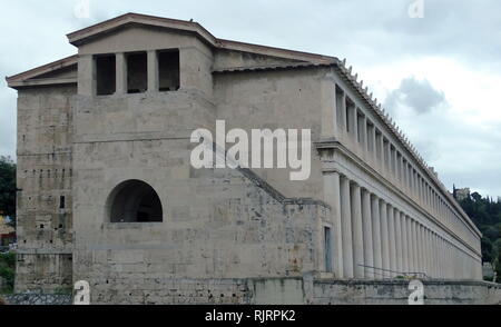 La Stoa di Attalus (anche ortografato Attalus), un passaggio coperto o portico, nell'agorà di Atene, Grecia. È stato costruito da e prende il nome dal re Attalus II di Pergamo, che dominarono tra 159 BC e 138 BC. L'edificio attuale è stata ricostruita nel 1952-1956 Foto Stock