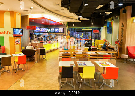 PATTAYA, Tailandia - 22 febbraio 2016: all'interno del ristorante McDonald's. McDonald's principalmente vende hamburger, cheeseburger, pollo, patatine fritte, b Foto Stock