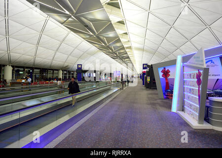 HONG KONG - Novembre 16, 2015: interni di Hong Kong International Airport. Essa è il principale aeroporto di Hong Kong. L'aeroporto è situato sull'isola Foto Stock