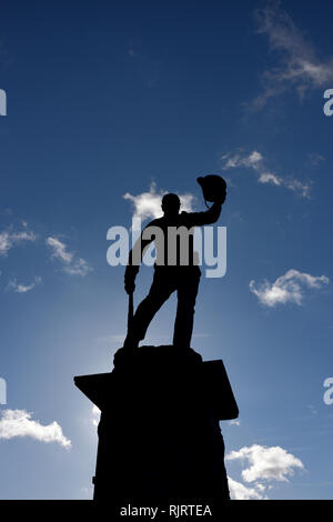 Lancashire Fusiliers Boer War Memorial, statua retroilluminata in Silhouette contro il cielo blu con nuvole chiare, a Bury lancashire uk Foto Stock