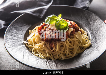 Close up italiane spaghetti alla bolognese in lamiera nera Foto Stock